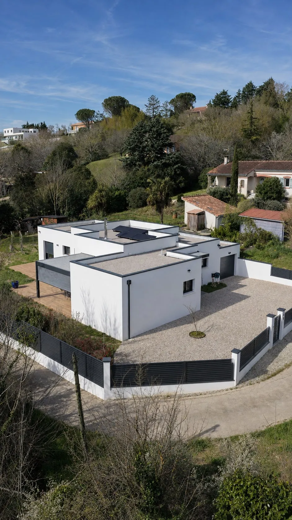 Terrasse bois et pergola bioclimatique de la maison contemporaine accompagnée par GMR.
