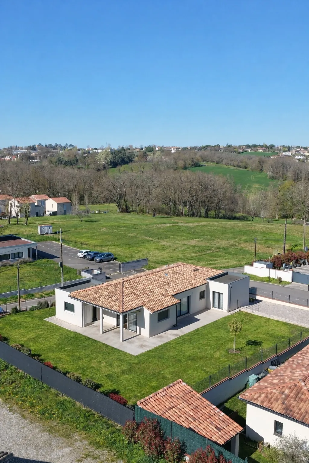 La maison de plain-pied de Rouffiac-Tolosan et son terrain, vus par drone.